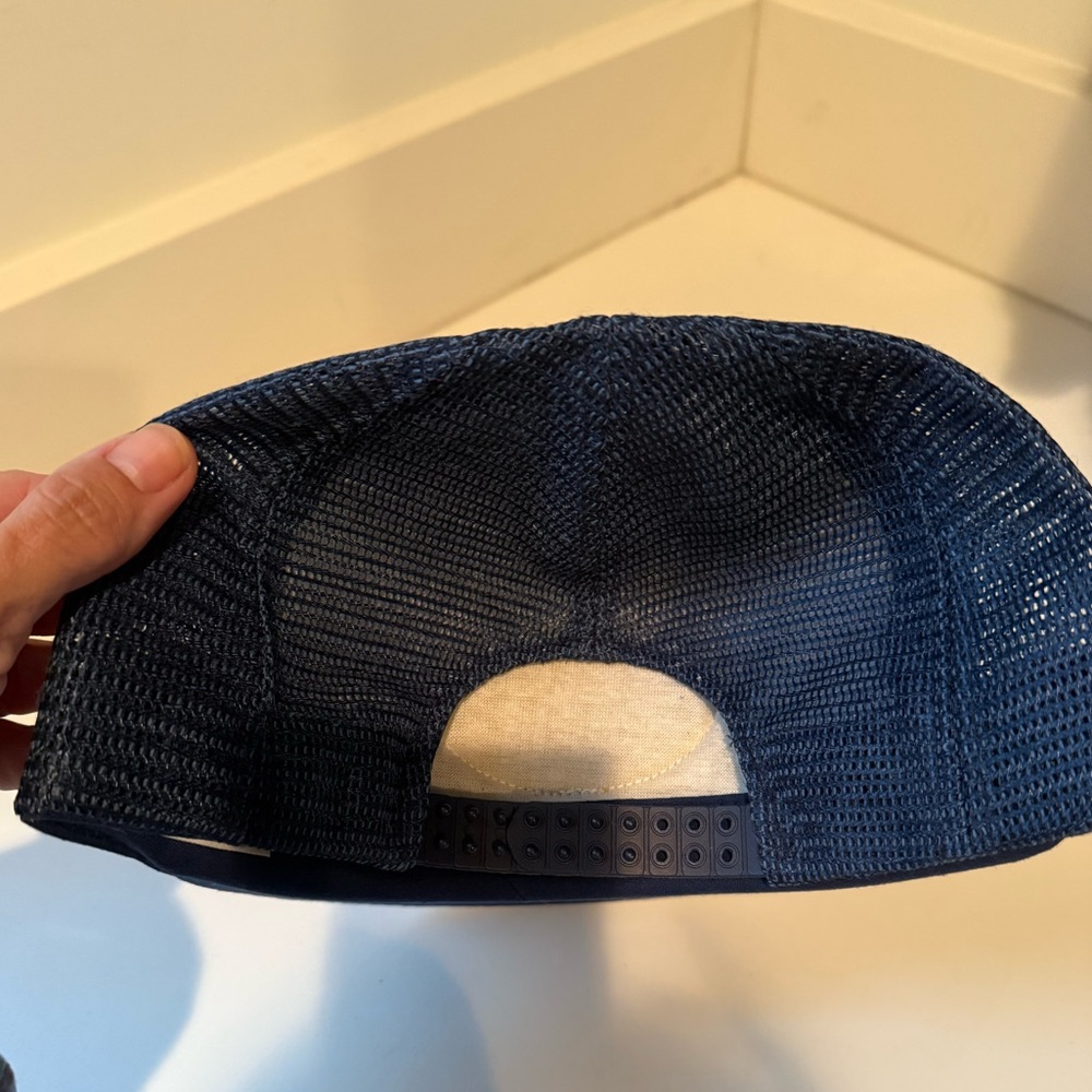 VINTAGE 1980’s!! new condition!!!! Navy and gold captain trucker mesh back cap - Picture 3 of 6